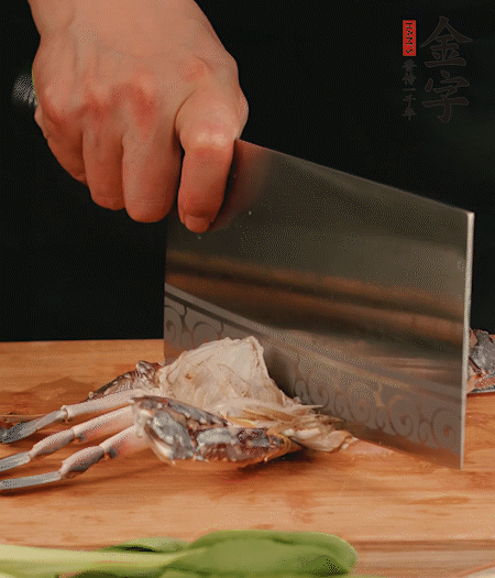 蟹殼拆開，去掉蟹肺、蟹心、蟹腮，切成4小塊。