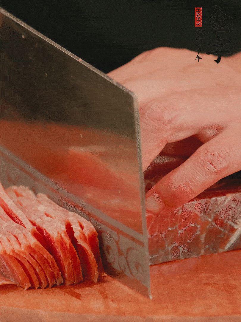 新鮮雞腿用刀在表面劃幾刀。金字火腿切薄片備用。