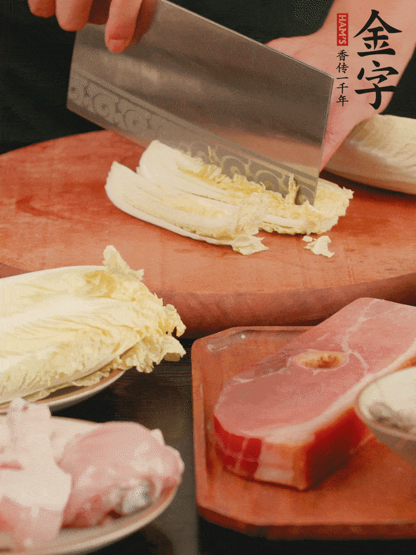 白菜去掉頭尾，對(duì)半豎切，再均勻切4刀。