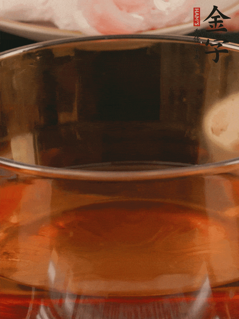 雞腿冷水入鍋，加姜片料酒焯水，撈出溫水洗凈。