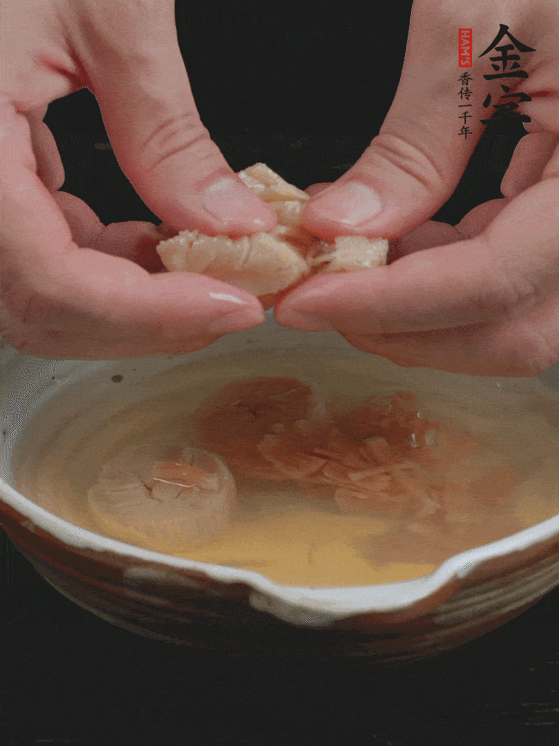 元貝溫水泡發(fā)，拆成細(xì)絲。