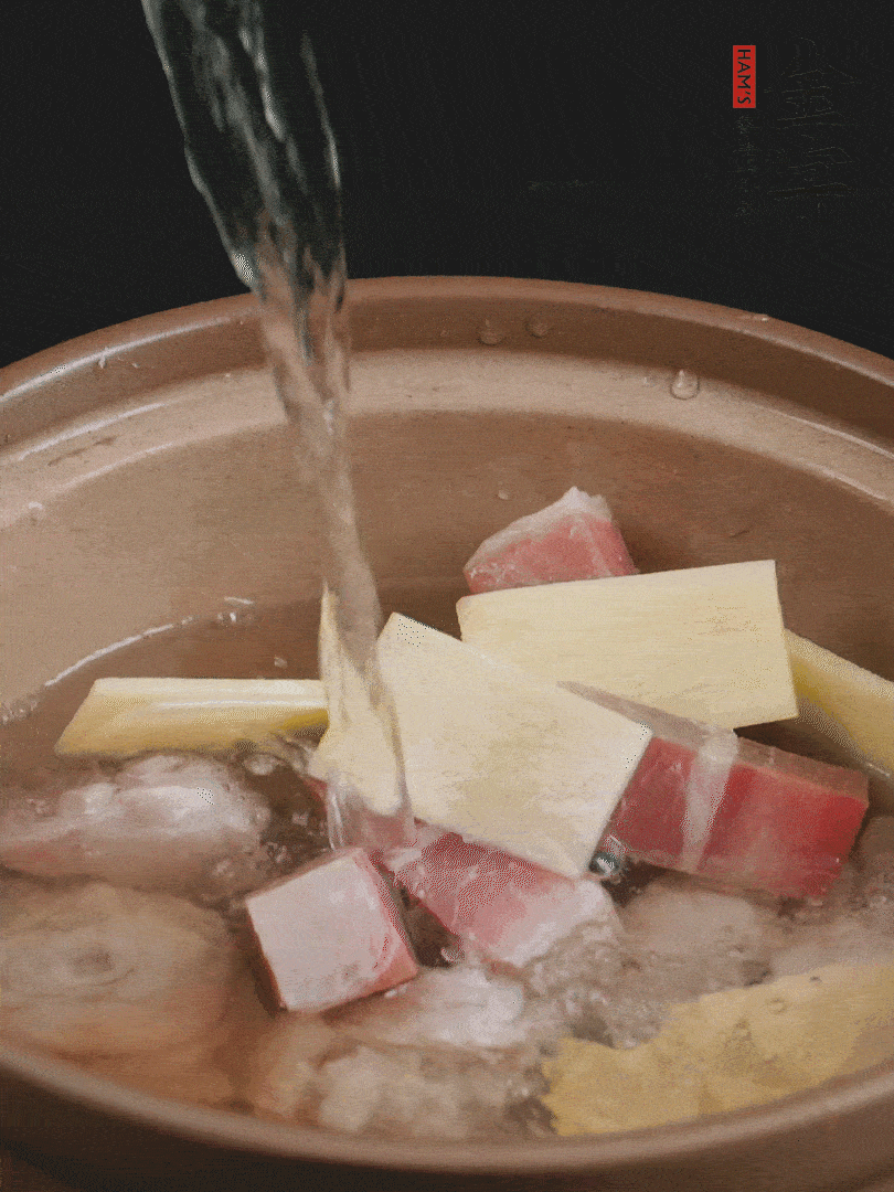 雞塊、火腿、姜片加適量料酒、清水燉80分鐘。