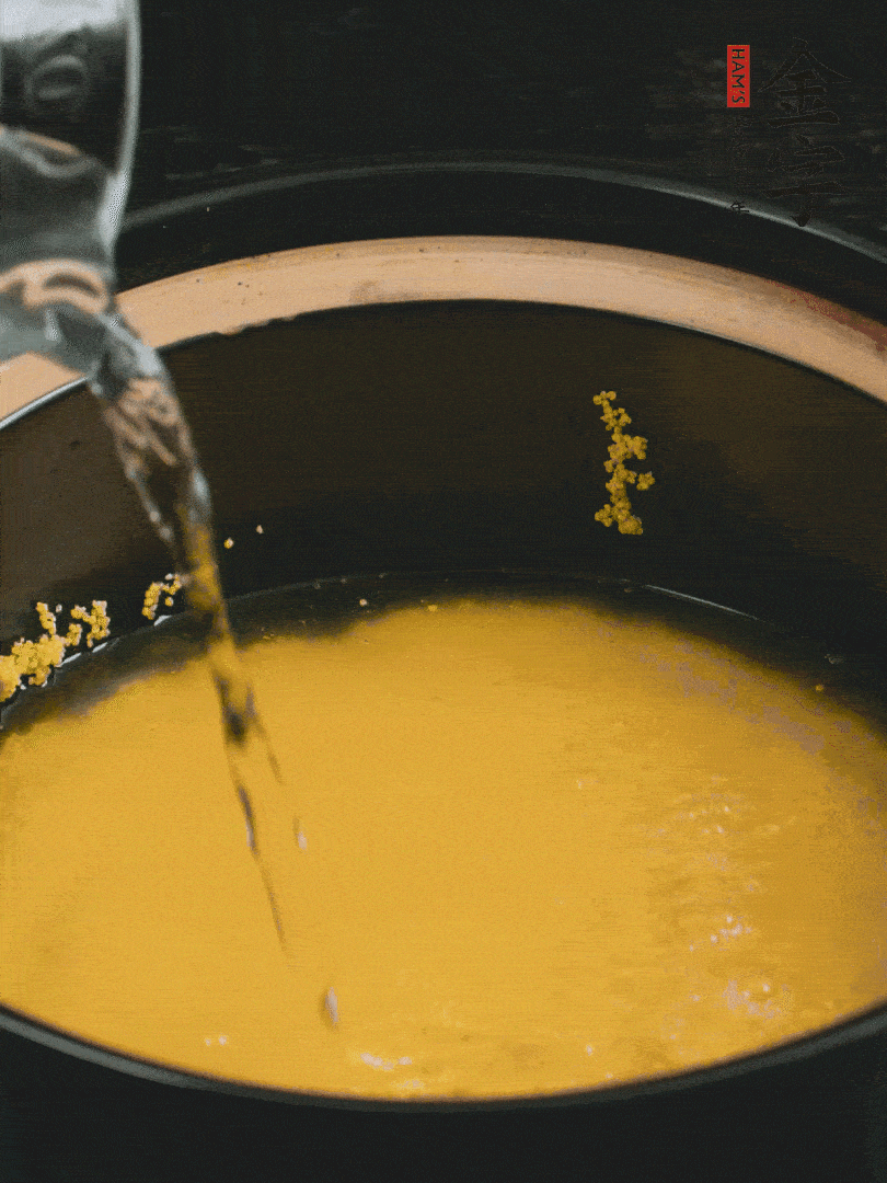 小米洗凈后，加水小火煲1個(gè)小時(shí)。