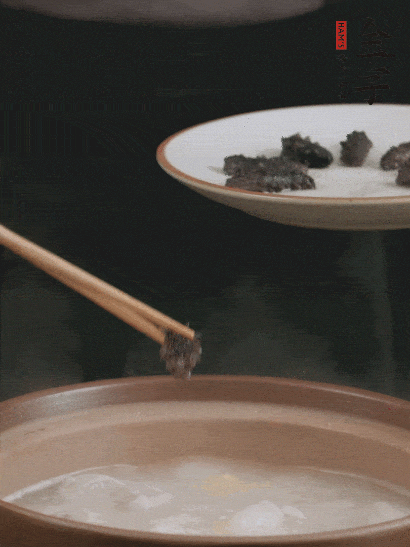 期間雞湯燉到80分鐘時(shí)，加小海參再燉10分鐘。