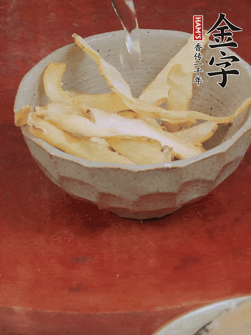 玉竹、花菇分別清水泡發(fā)。