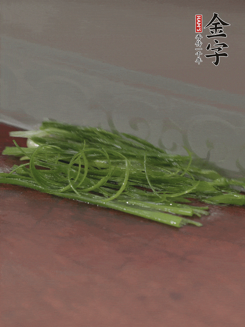 生姜切薄片，紅椒切細(xì)絲，小蔥蔥綠切細(xì)絲，泡入冰水中保持新鮮。