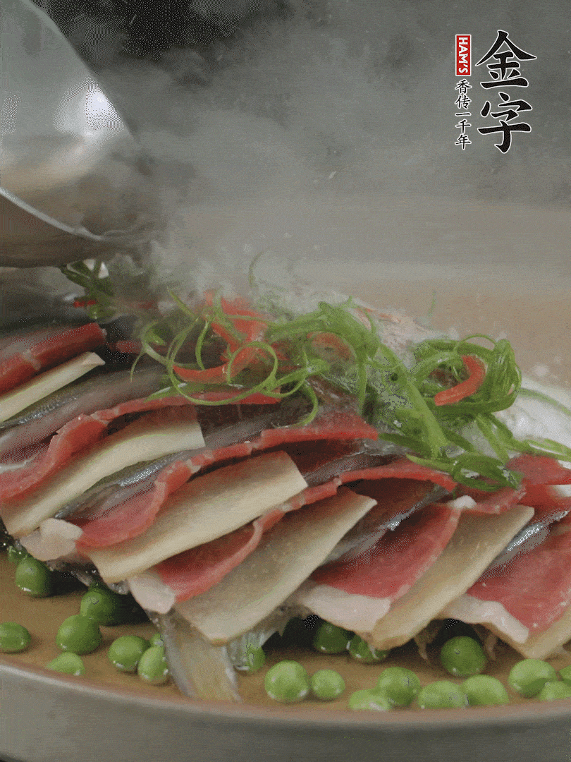 表面放上蔥絲、紅椒絲，淋上熱油。