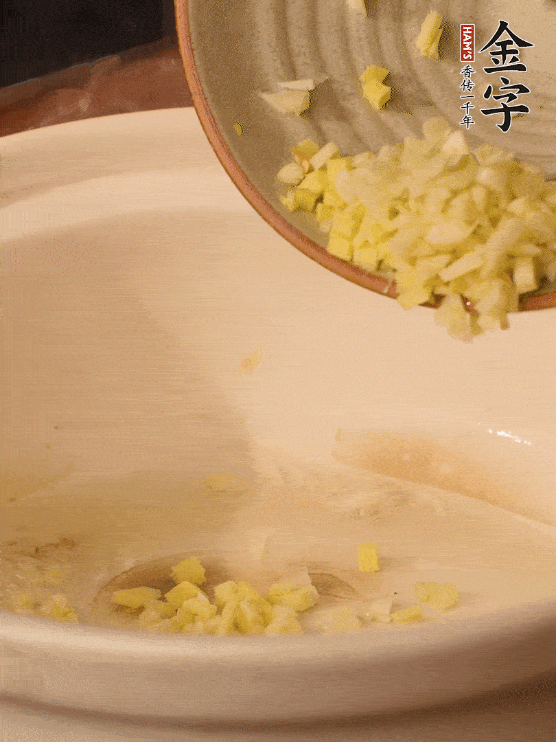 熱油下鍋，姜爆香。下冬瓜略微翻炒。