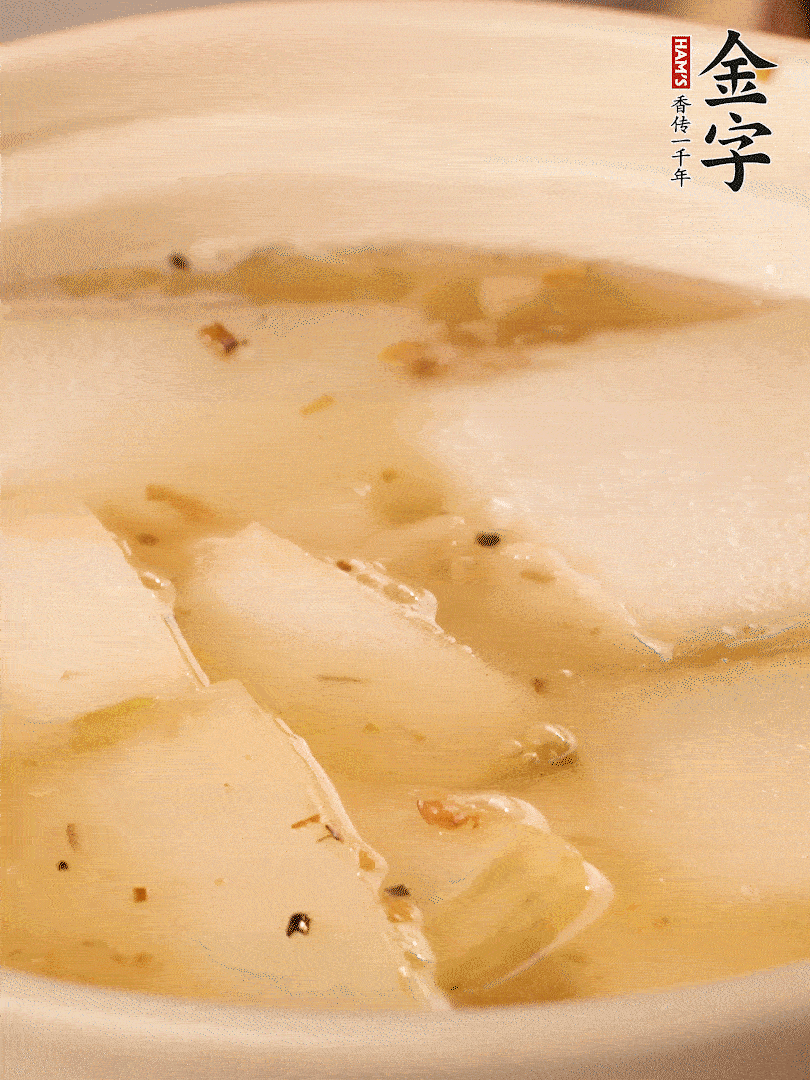 加入適量清水，再放咸肉，淋點(diǎn)黃酒添味。