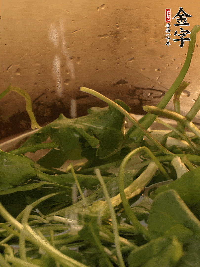 薺菜去掉根部，加小蘇打、鹽熱水沸騰燙軟。