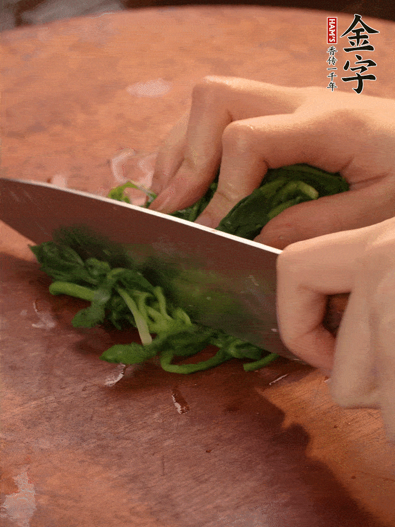 晾涼拽干水份，切碎備用。