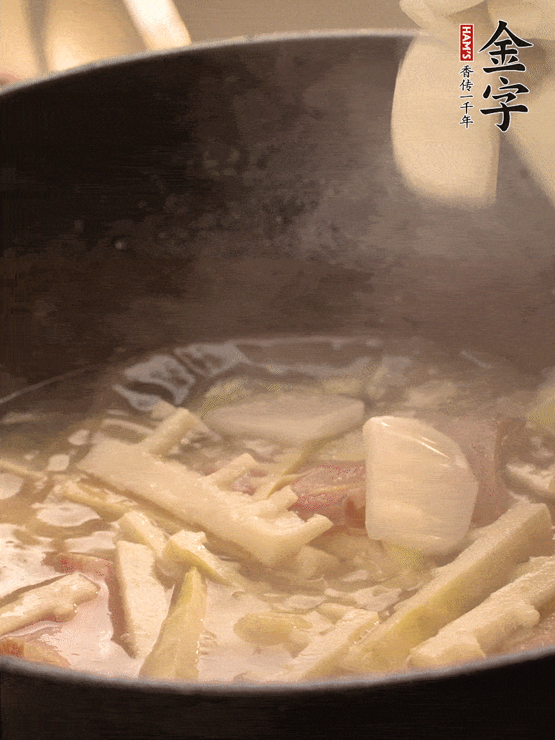 加一點開水后，放年糕燜2分鐘至軟。