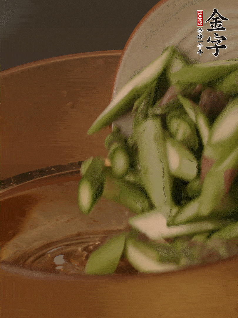 蘆筍、白玉菇焯水30秒備用。