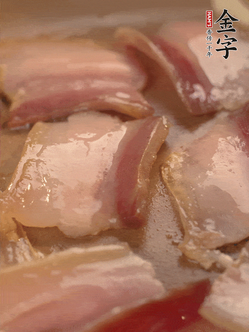 鍋中熱油煸香大蒜、咸肉。