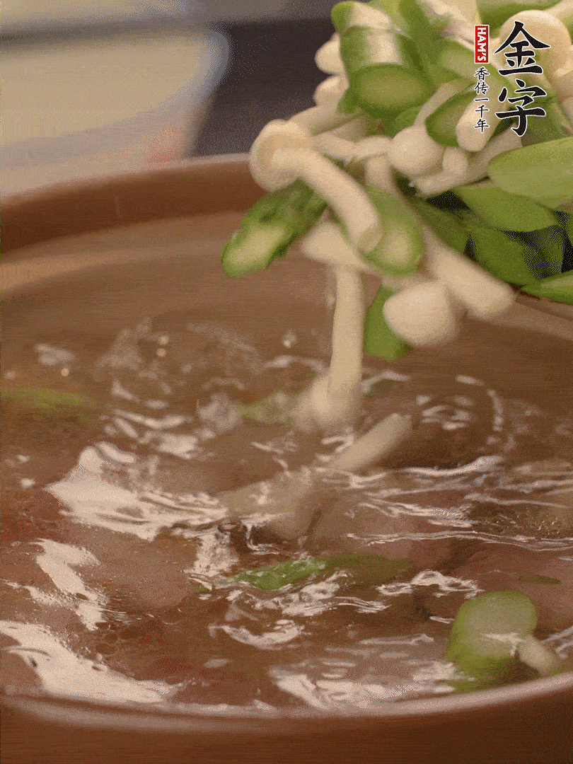 咸肉肥肉部分變透明時，加清水，放蘆筍、白玉菇大火煮開。