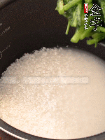 茼蒿、香腸放入浸泡好的大米，水沒過大米半指煮熟。
