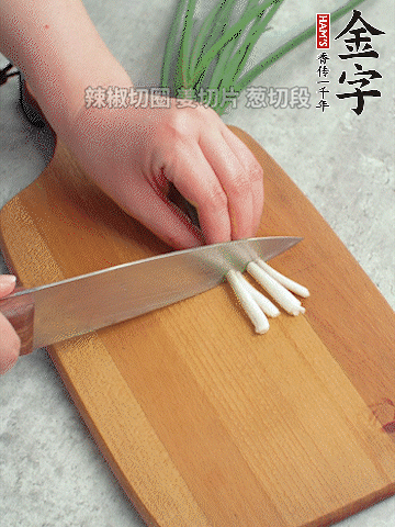 切好的咸肉鋪在碗邊，然后把千張放在中間。