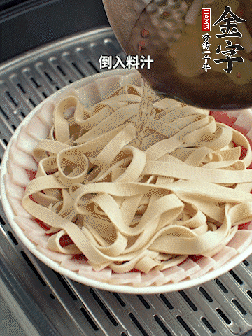 將料汁倒入食材中，改上保鮮膜蒸半小時。