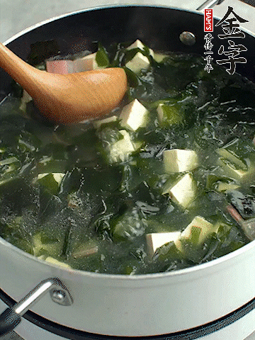 煮到沸騰后，再放入豆腐蓋蓋子煮3分鐘。