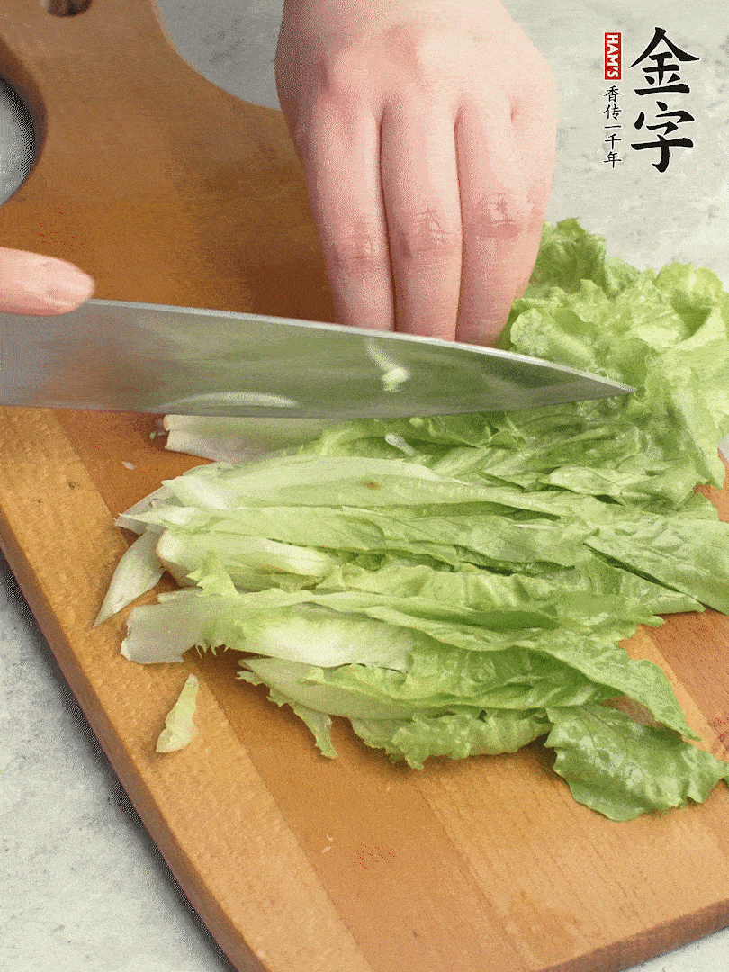 胡蘿卜、生菜、黃瓜切絲。