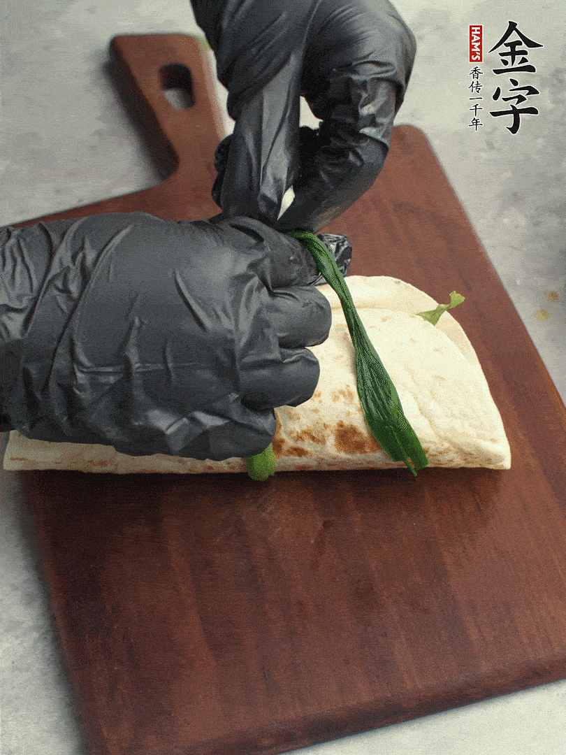 用焯過水的小蔥打結(jié)。