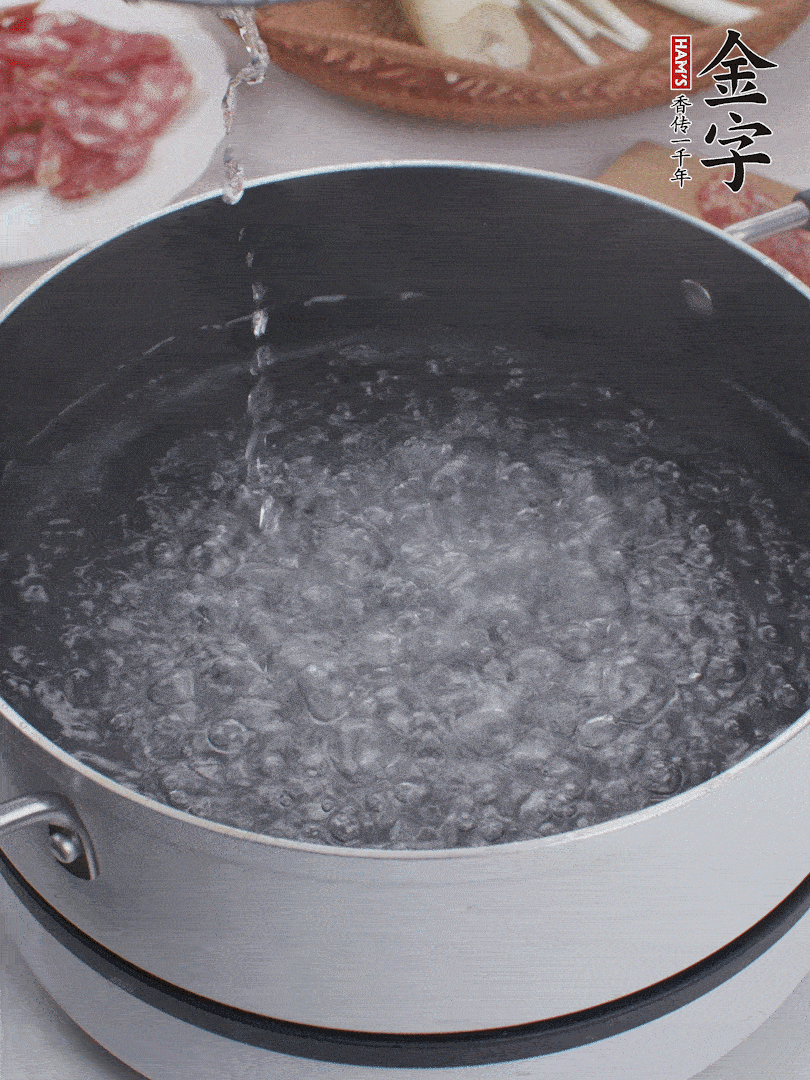 春筍去殼切片，焯水3分鐘。