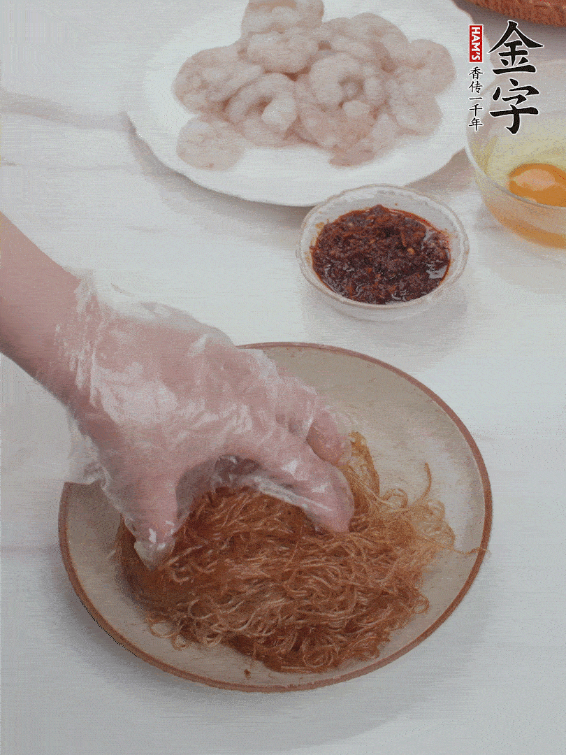 粉絲泡軟后，入沸水煮10秒，撈出后加1/2勺老抽、1/2勺食用油挑松。