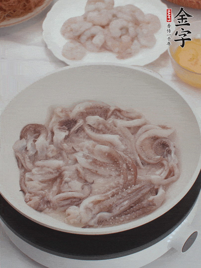 蝦仁、魷魚滑油，蛋液炒制半熟。