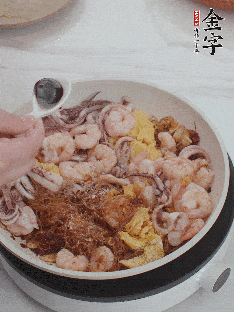 放1/3勺鹽、1/3勺雞精、1/3勺糖、2/3勺生抽調(diào)味。