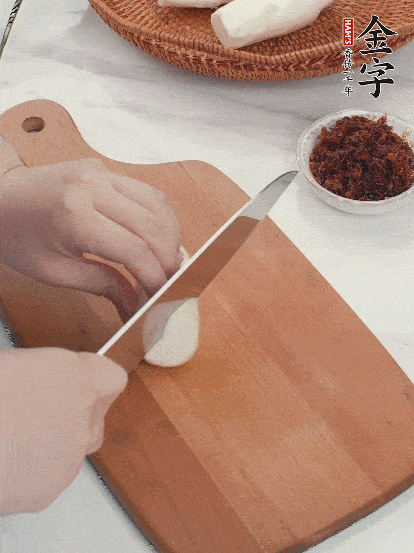 茭白剝殼，洗凈后切滾刀塊。