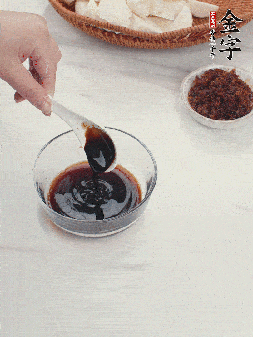 將生抽、老抽、黃酒和白砂糖在小碗里調(diào)成味汁。