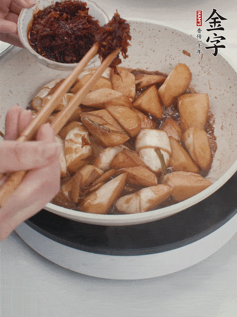 湯汁收濃，加金字火腿XO醬翻炒均勻。