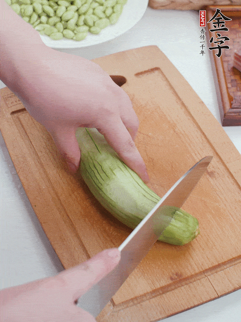 絲瓜去掉外皮，去掉兩端，切成滾刀塊。