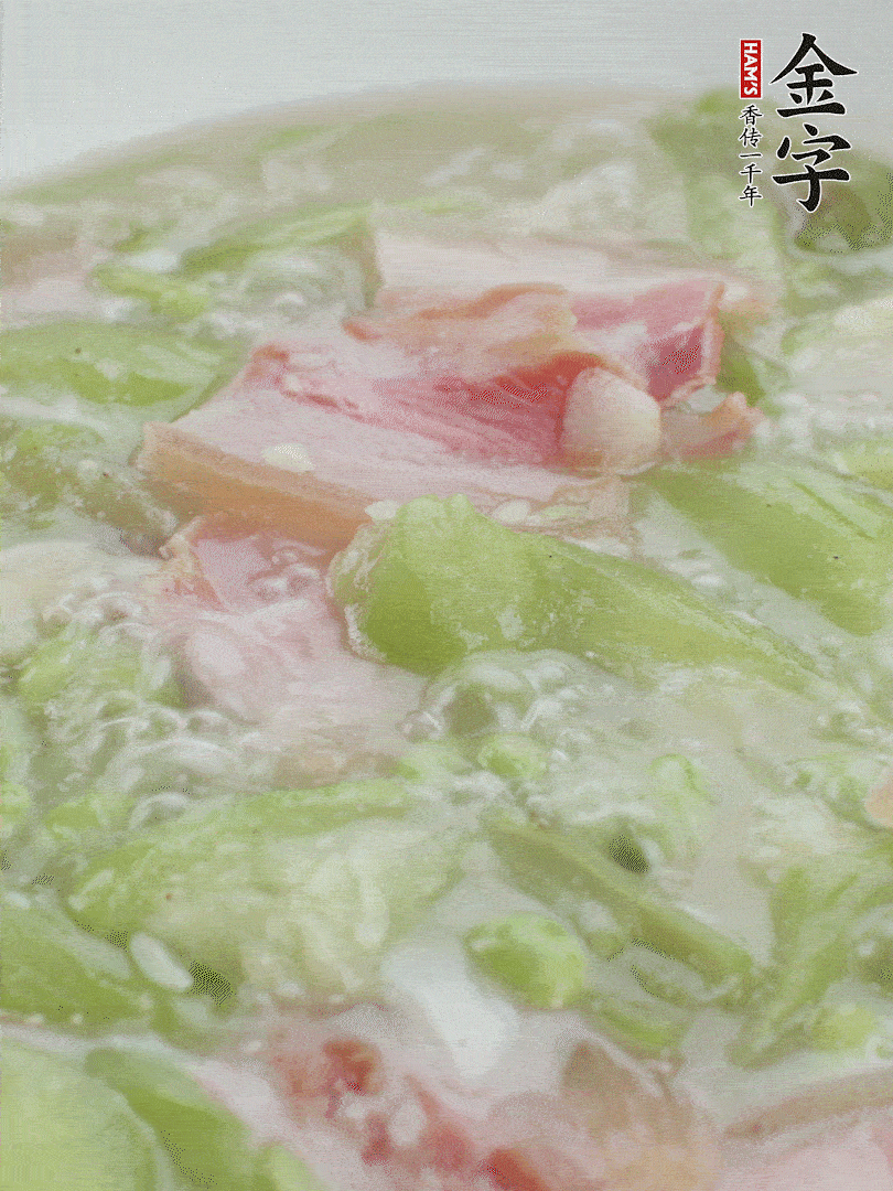 加一點熱水、白胡椒粉、雞精翻炒1分鐘。