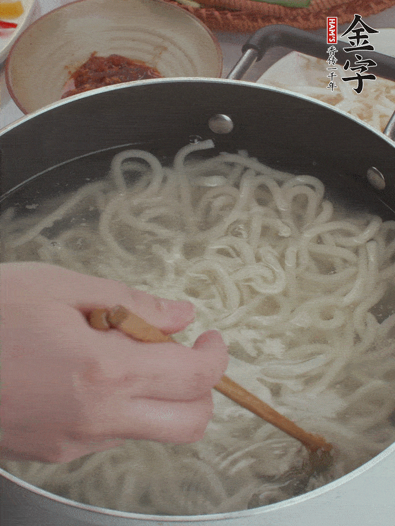 鍋中水煮沸，下烏冬面焯5秒鐘，撈出瀝干。