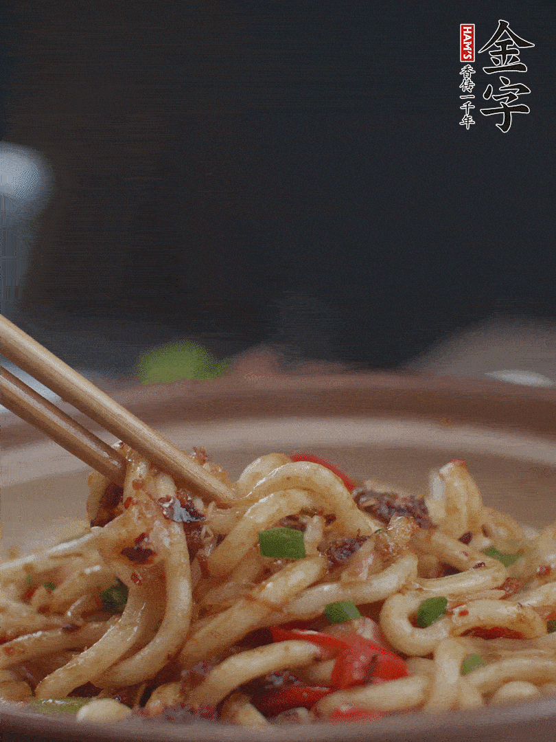 一小撮鹽調(diào)味。最后可以點(diǎn)綴香蔥段。