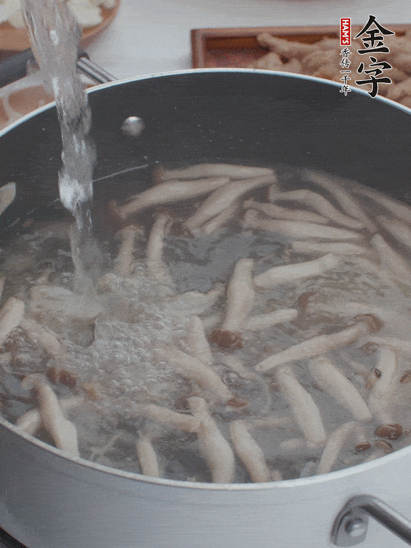 油熱爆香大蔥、蒜末，下蟹味菇炒軟，放清水。