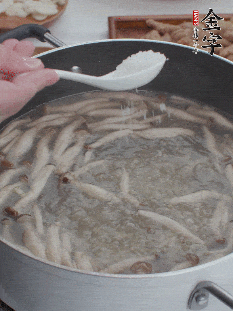 1勺鹽、一點(diǎn)胡椒粉調(diào)味。