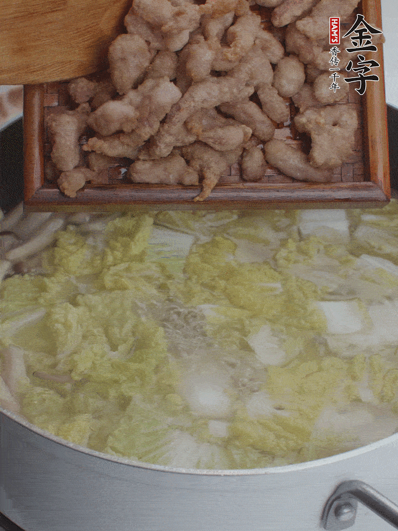 水開后煮10分鐘，下娃娃菜、小酥肉煮3分鐘。