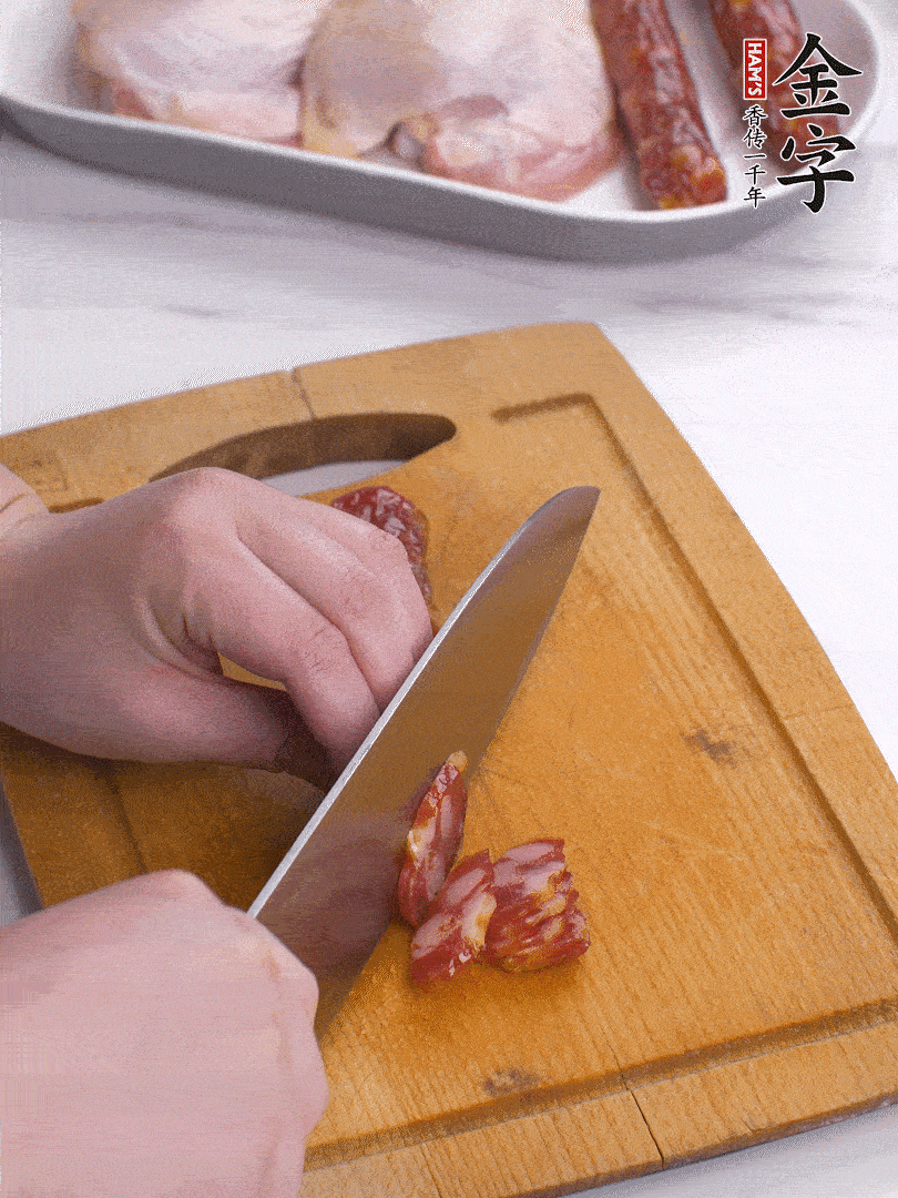 雞大腿去皮去骨切成塊，金字香腸切片，干香菇泡發(fā)切片，小蔥切蔥花。