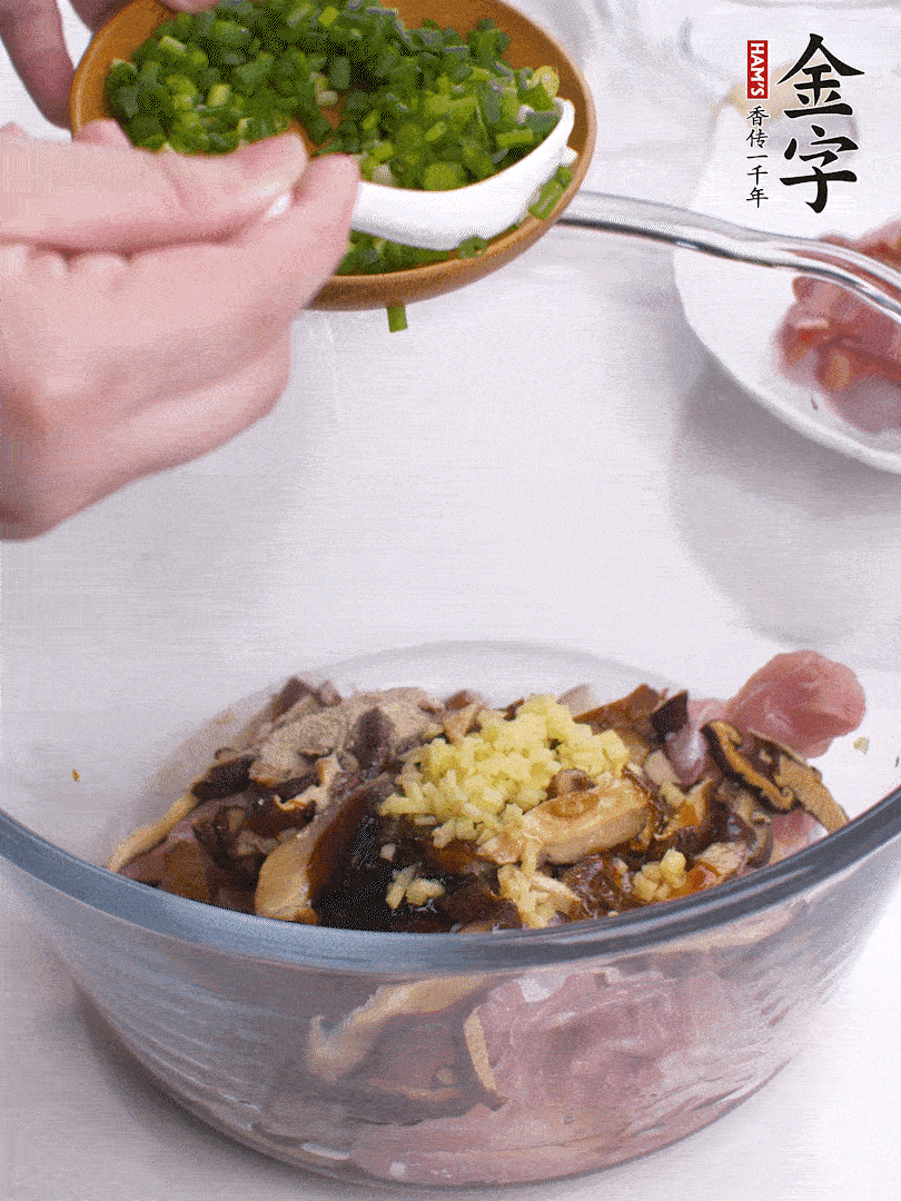 雞肉、香菇混合，加清水1/3杯、料酒1勺、蠔油1勺、鹽1勺、糖1/4勺、白胡椒1/4勺、食用油1勺、香油1/4勺、姜末、蔥花，攪拌均勻腌制2小時(shí)。