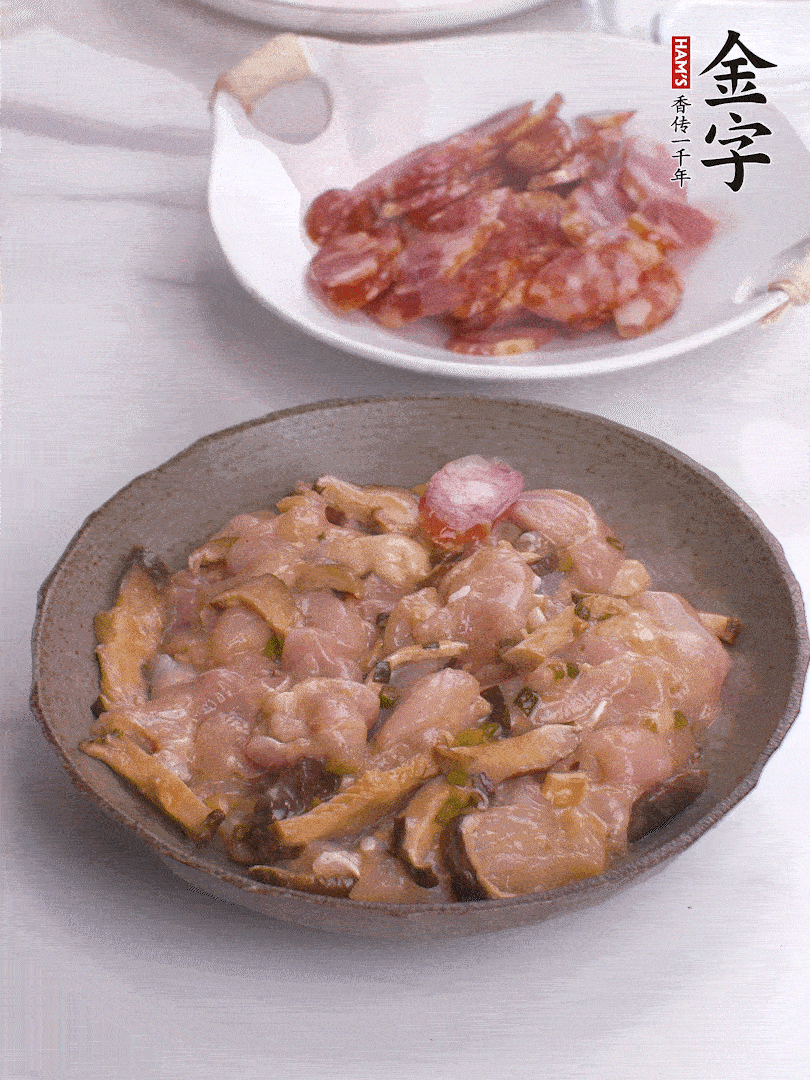 腌制后，雞肉中加淀粉1勺，頂部碼上香腸片。