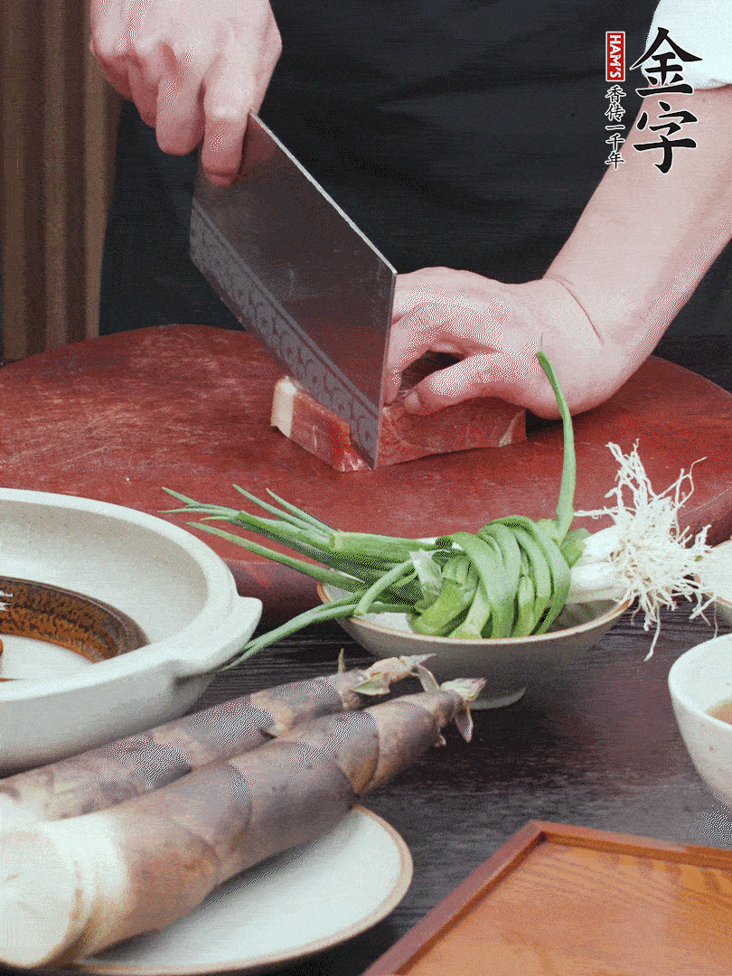 金字火腿切片；姜切片。