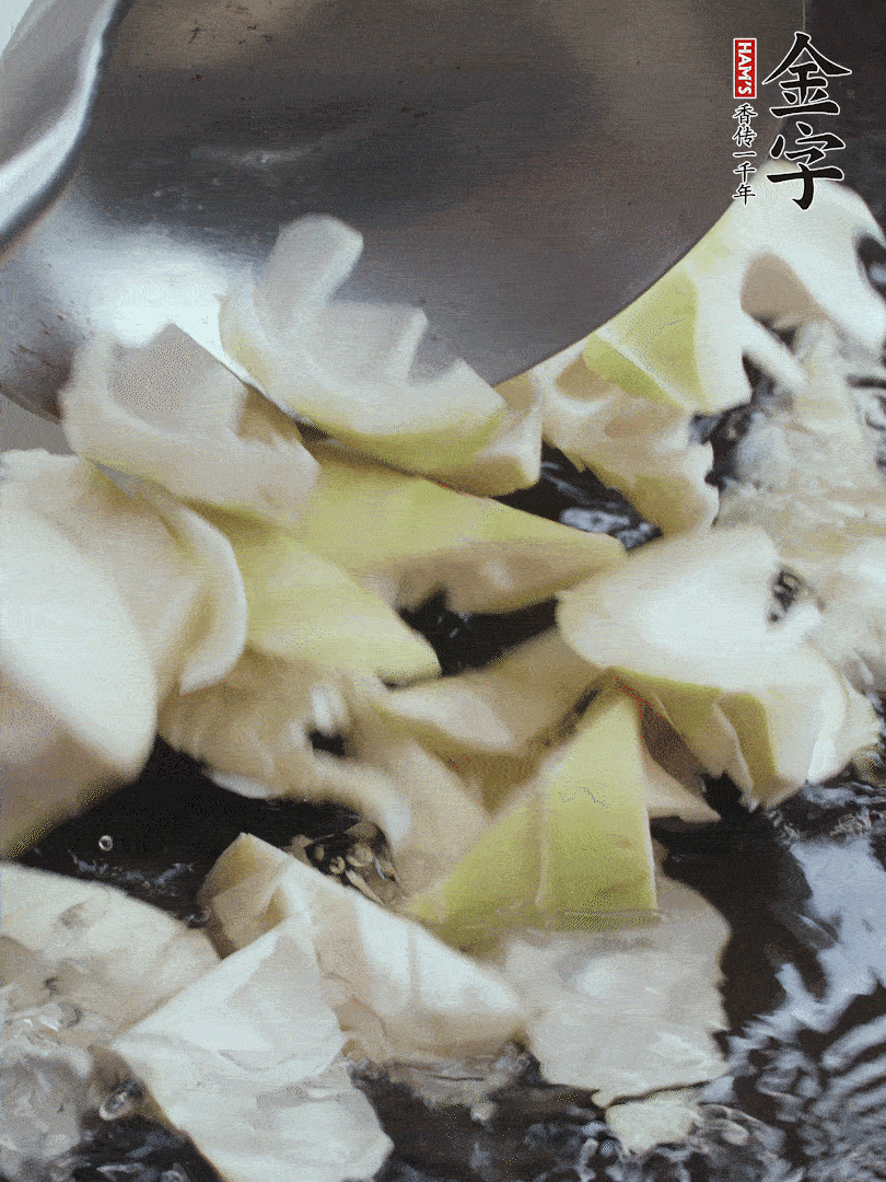 新鮮春筍去老根，剝殼切滾刀塊焯水去澀。