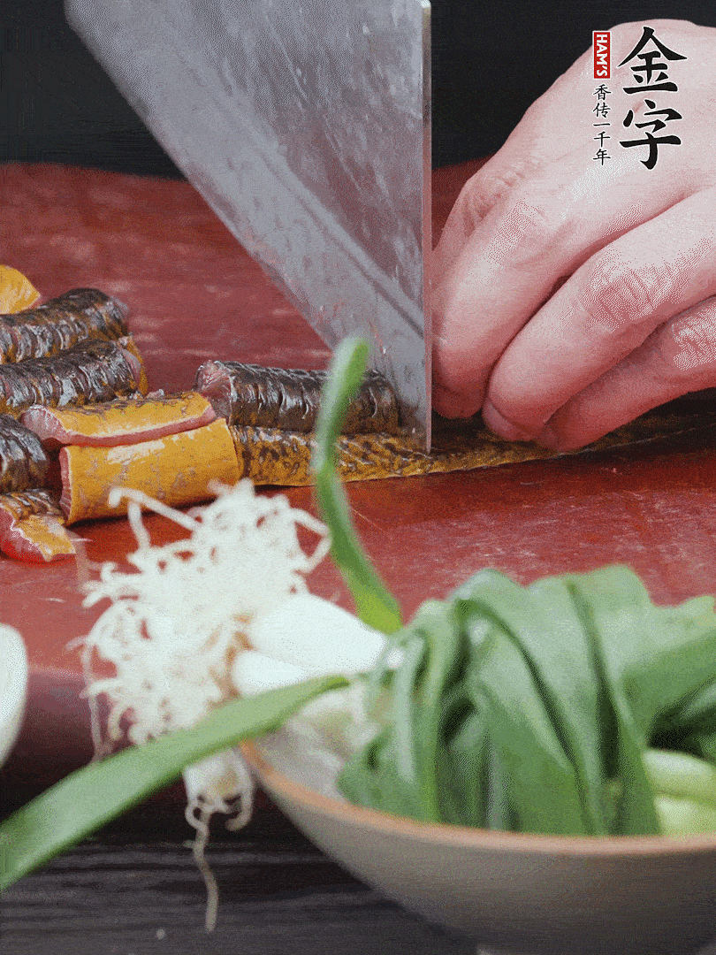 黃鱔去內(nèi)臟洗凈，切花刀斬段。沸水下鍋，加黃酒焯水去血沫。