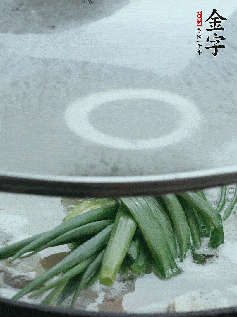 加蔥結(jié)去腥，大火開后中火燒20分鐘。