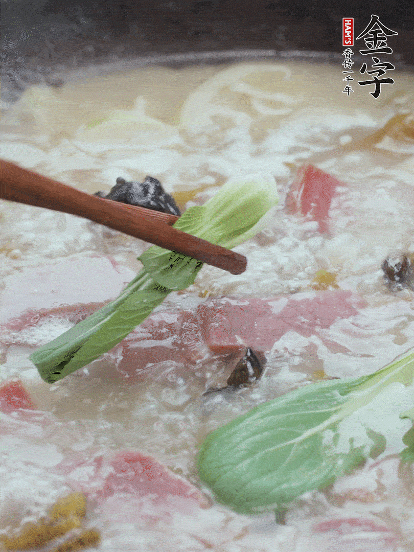 撈出蔥結(jié)，小菜心點綴。