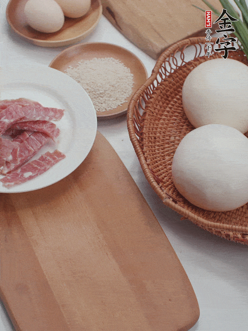 金字培根火腿切小片；饅頭、洋蔥切??；香蔥切丁。