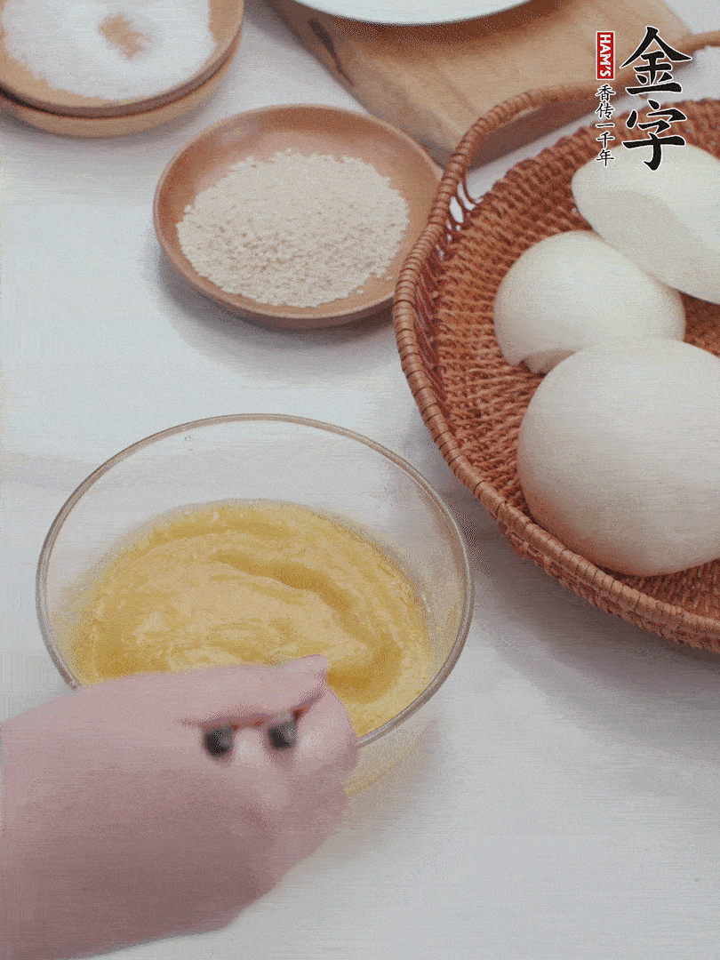 2個(gè)雞蛋加入1小勺鹽、1/2小勺胡椒粉打散。