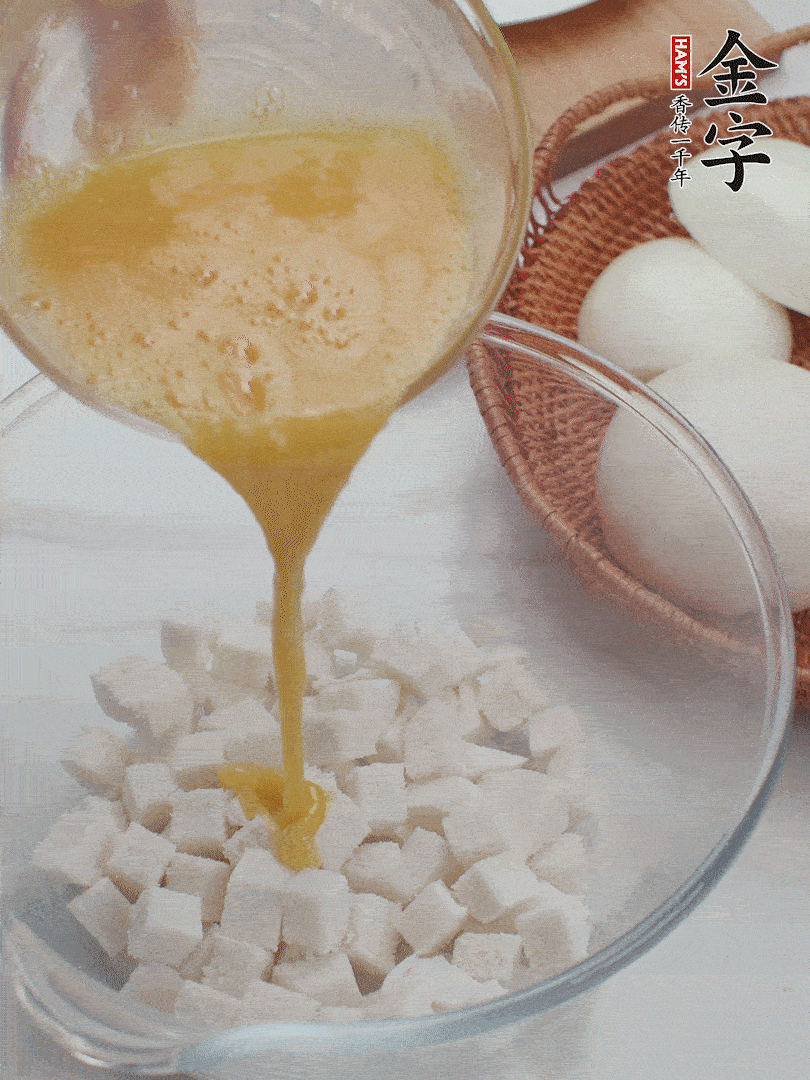 切碎的饅頭丁加入1/3蛋液拌勻。